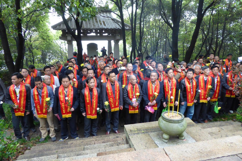 Qin family members honouring their ancestors on tomb sweeping day in Wuxi